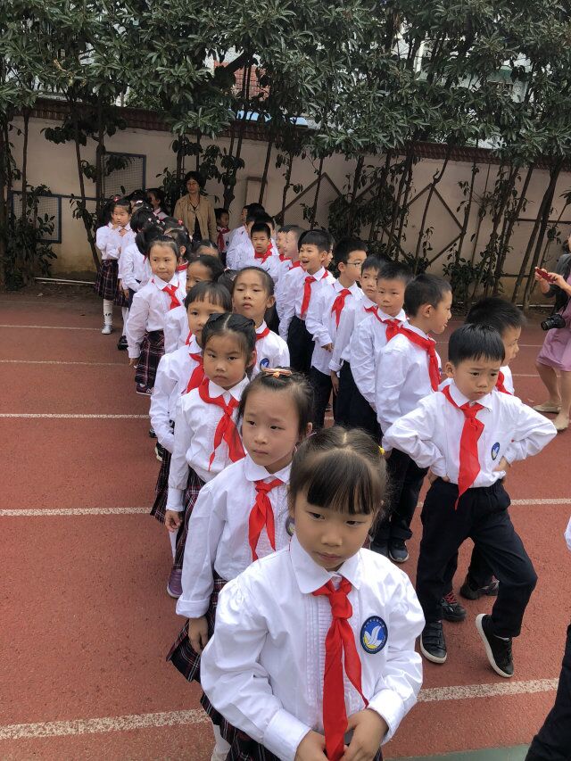 拍大合照前列队