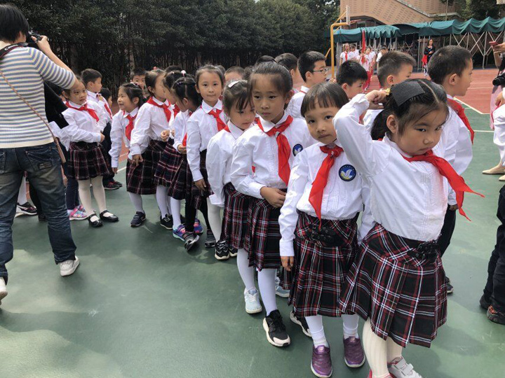 拍大合照前列队