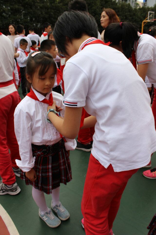 高年级大哥哥大姐姐给我们戴上红领巾