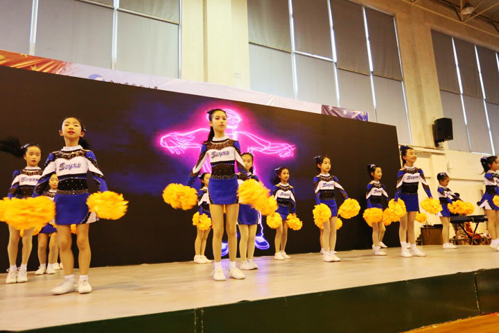 高年级哥哥姐姐的啦啦队表演