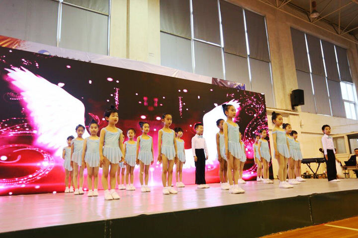 我们年级的啦啦队表演